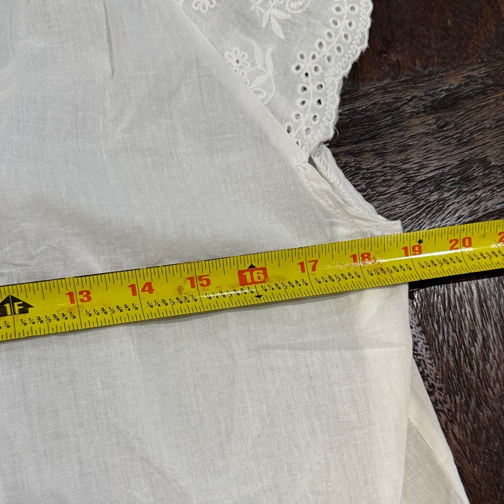 Chic White Eyelet Women's Blouse - Picture 7 of 9